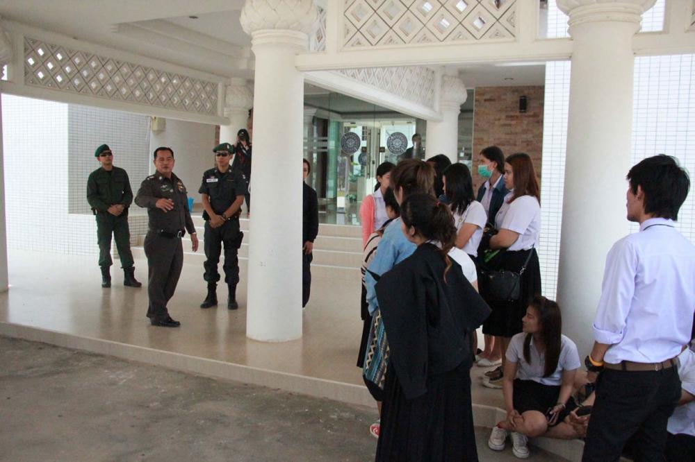 โดย กลุ่ม นศ.มาขอความเป็นธรรมให้กับนักศึกษาที่ถูกบุคคลอ้างเป็นเจ้าหน้าที่ตำรวจชุดสืบสวนทำร้ายร่างกาย