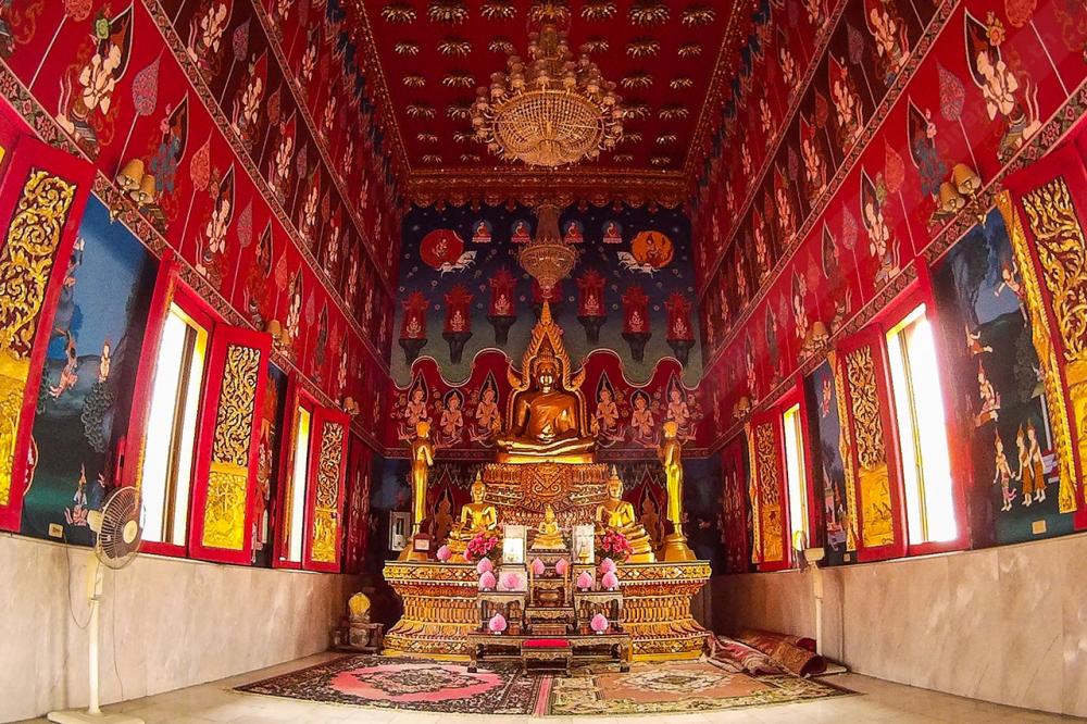 ไปสักการะองค์พระประธาน