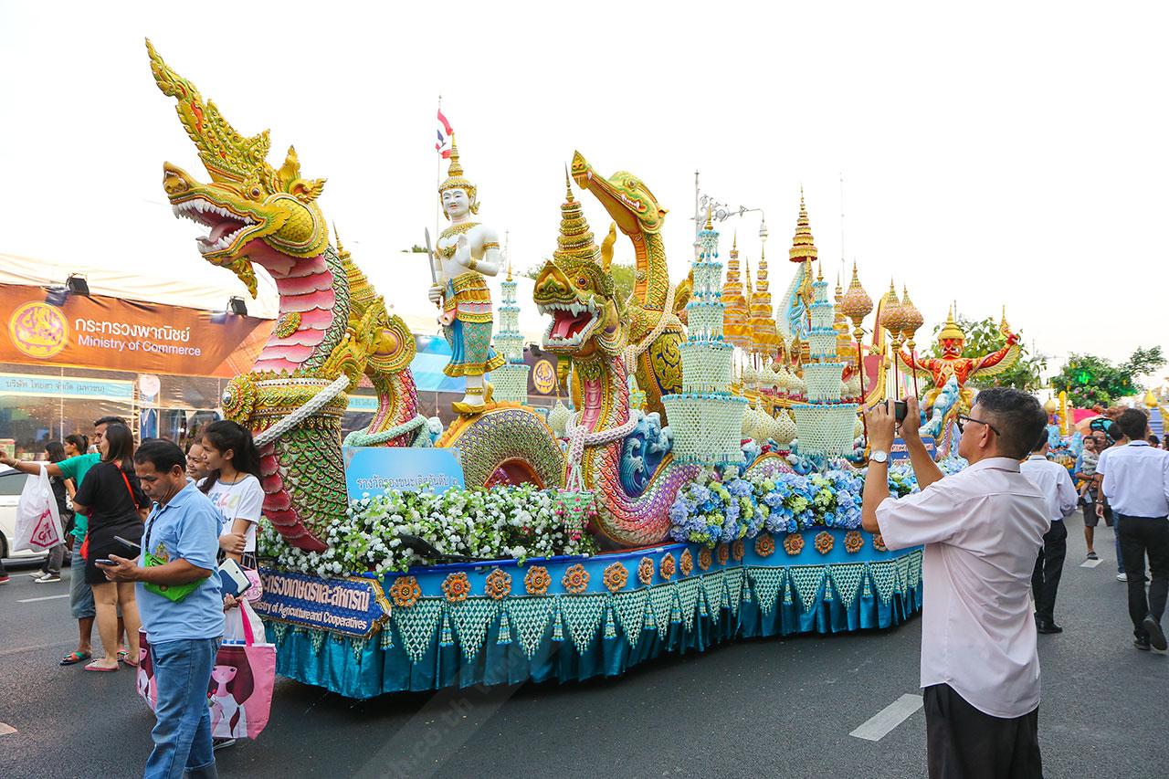 ขบวนรถประดับไฟ เตรียมเคลื่อนขบวนโชว์