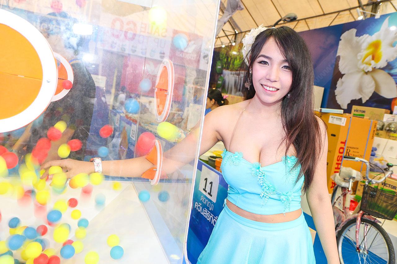 พริตตี้สาธิตเล่นเกมจับลูกบอล