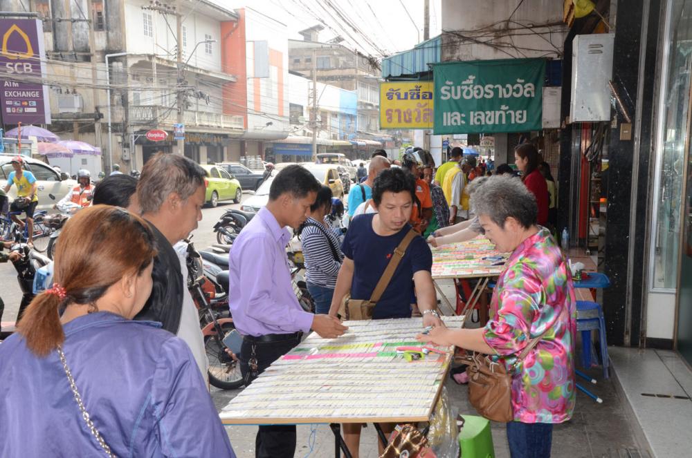 ชาวบ้านซื้อลอตเตอรี่ในวันหวย ออก 1 เม.ย. 2559
