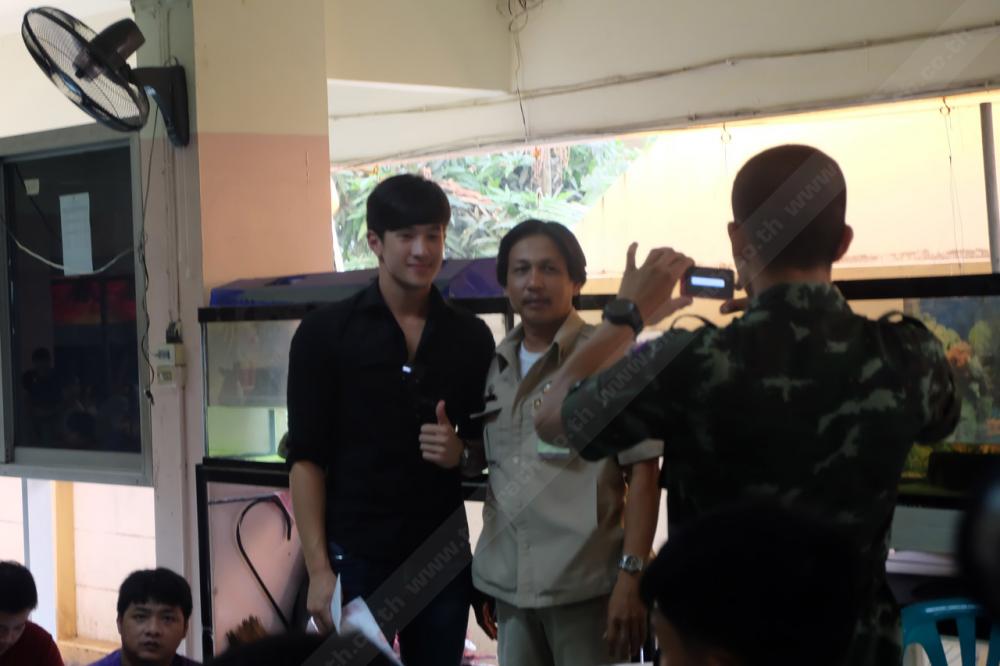 เจ้าหน้าที่ขอถ่ายรูปกับหนุ่มฮอต เจมส์ มาร์