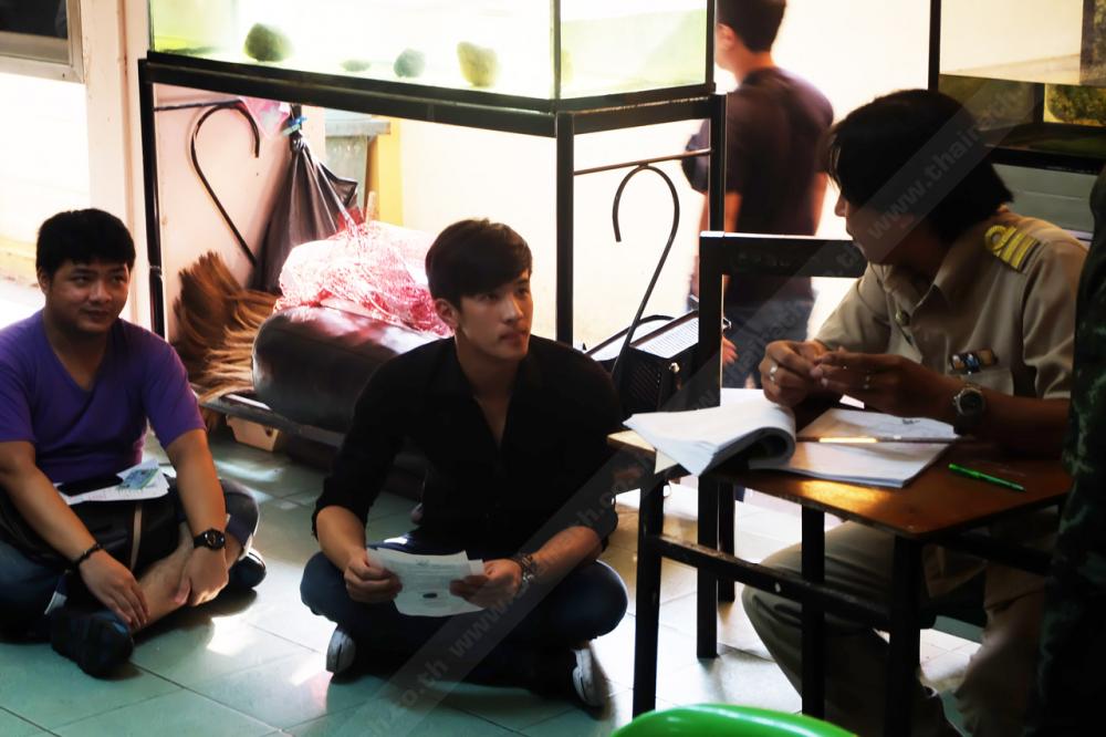 ระหว่างนั่งรอ เจ้าหน้าที่ก็ชวนคุย