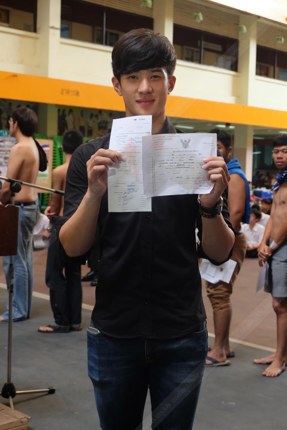 โชว์เอกสารการผ่อนผันทหารต่อหน้าสื่อมวลชน