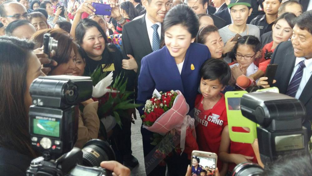 อดีตนายกรัฐมนตรีหญิงถ่ายภาพคู่เด็กน้อย ลูกของกองเชียร์ ที่มาให้กำลังใจ