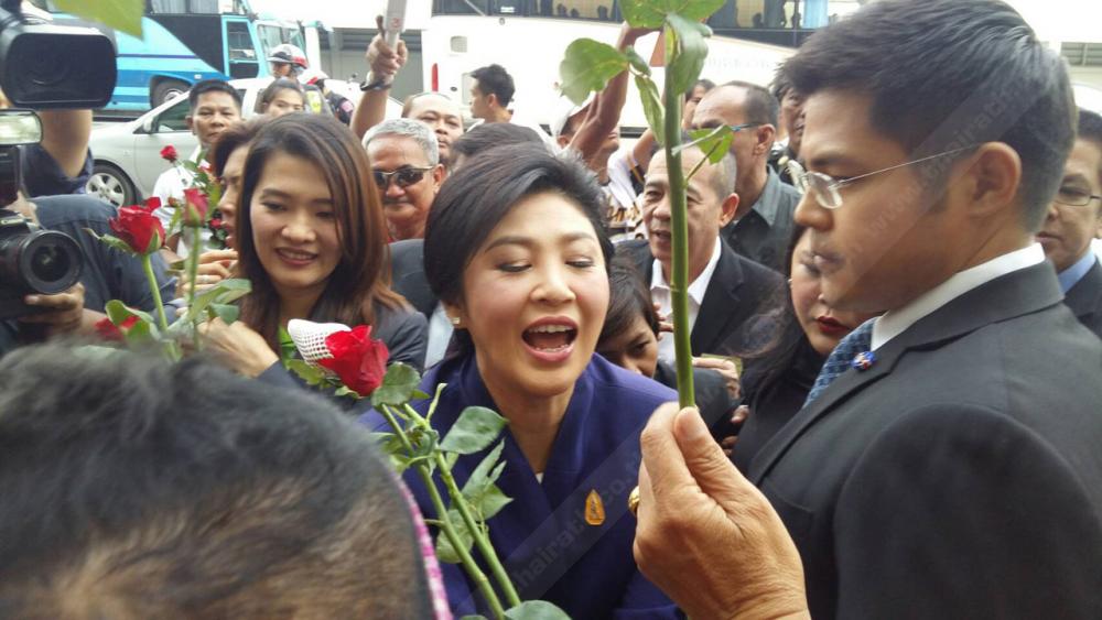 กองเชียร์มอบดอกไม้ให้กำลังใจ หน้าศาลฎีกาฯนักการเมือง ถนนแจ้งวัฒนะ