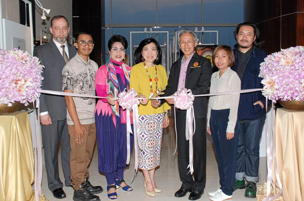 เชิญชม วัลลภ ตังคณานุรักษ์ และ สุพัตรา จิราธิวัฒน์ เปิดนิทรรศการศิลปะ “จินตนาการ ความรัก เด็กผมเปีย” ผลงานของ ออฟ สมิธ, ไกรวิทย์ โพธิกุล และ เปี่ยมจันทร์ บุญไตร จัดถึง 23 พ.ค. โดยมี ศรีสะอาด ชั้นสามารถ มาร่วมงานด้วย ที่โรงแรมเซ็นทาราแกรนด์ เซ็นทรัลเวิลด์ วันก่อน.