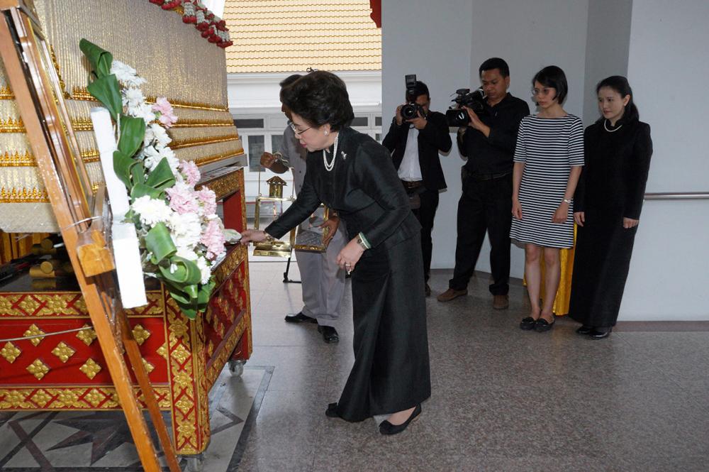 ปลายทางชีวิต ศ.ดร.คุณหญิงสุชาดา กีระนันทน์ นายกสภาจุฬาลงกรณ์มหาวิทยาลัย เป็นประธานในพิธีฌาปนกิจศพ มาลี อารยะวงศ์ มารดา พรพิมล ชัยเลิศ และ รศ.พญ.ปรียาจิต เจริญวงศ์ ผอ. ศูนย์บริการสุขภาพแห่งจุฬา ท่ามกลางญาติมิตรผู้ที่รู้จักคุ้นเคยมาร่วมในพิธีด้วย ที่วัดธาตุทอง วันก่อน.