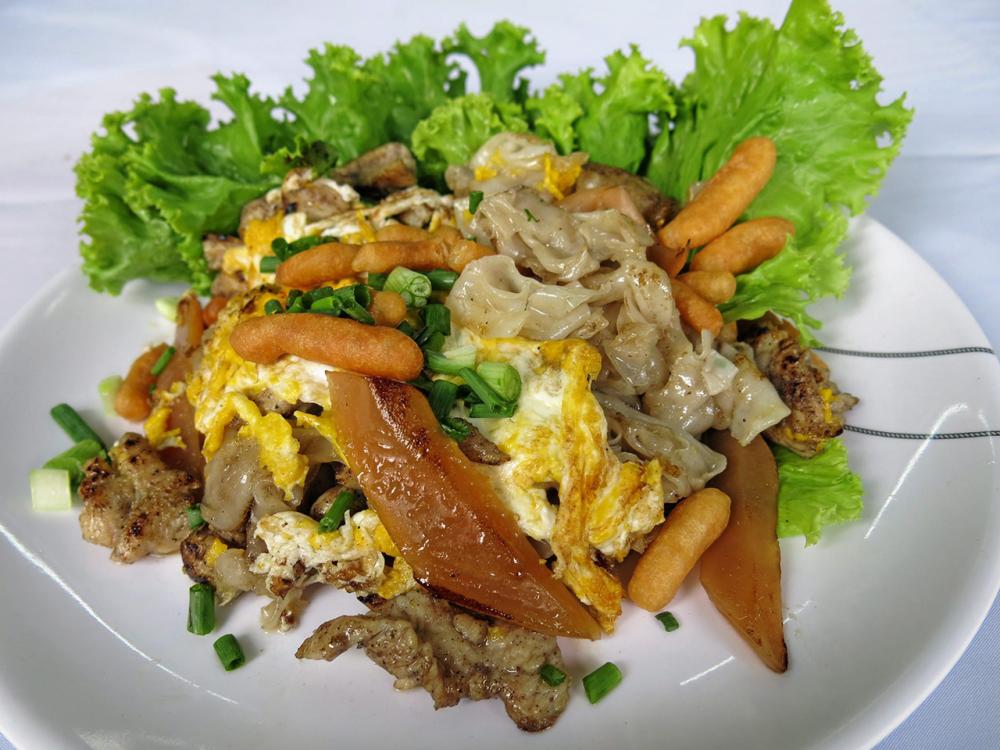 เส้นใหญ่คั่วไก่ เมนูดังสุดของร้าน.