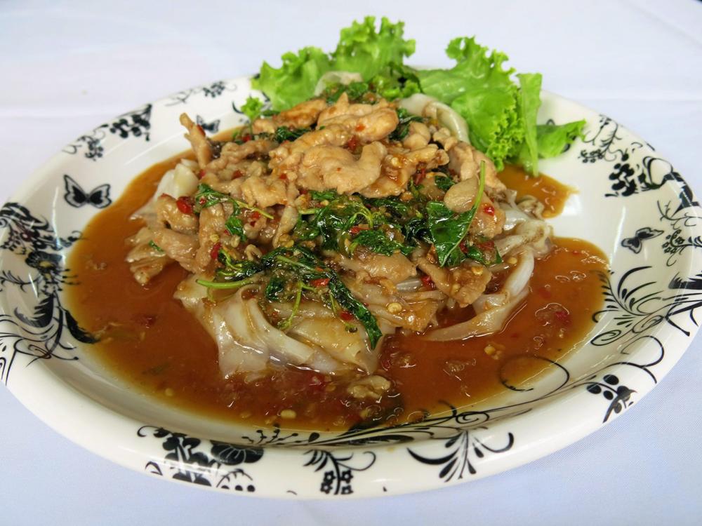 ราดหน้ากะเพรา เมนูฮิตของคนชอบเผ็ด.