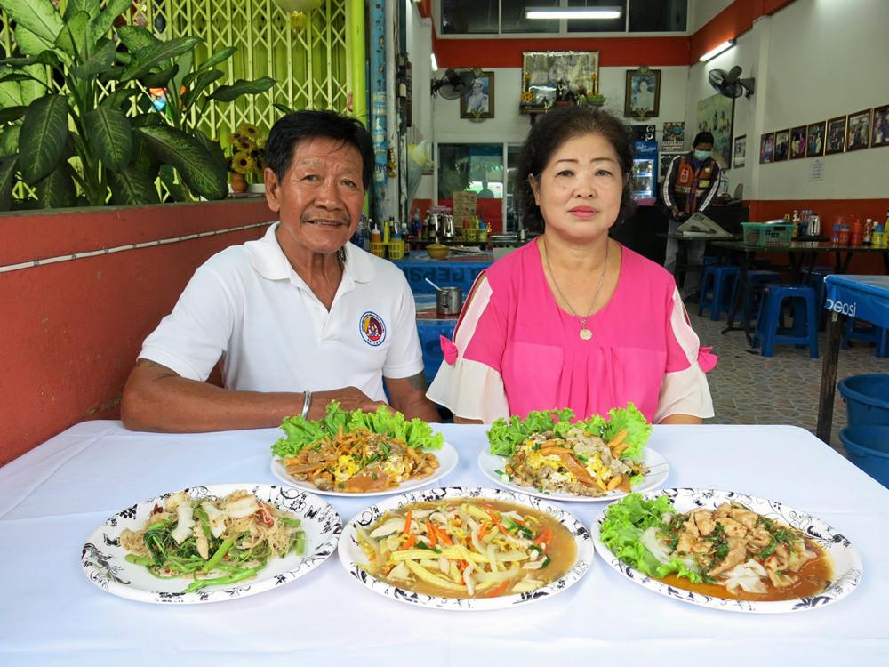 พล สุขจุฑามาศ และเบญจวรรณ กมลเปี่ยมศักดิ์ สามีภรรยาเจ้าของร้าน.