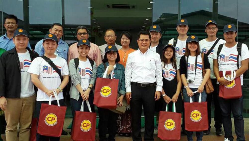 ดูงาน ประธาน จองปั่น กก.ผจก.บ.เจริญโภคภัณฑ์ โฮลดิ้ง (มาเลเซีย) จำกัด ให้การต้อนรับ ปราเมศร์ เหล็กเพชร อุปนายกสมาคมนักข่าวนักหนังสือพิมพ์ฯ นำสื่อมวลชนไทยไปดูงานพัฒนาการเกษตรและอาหารในมาเลเซีย ที่โรงงานแปรรูปอาหาร เซนาวัง อินดัสเตรียลฯ รัฐเนเกริ เซมบิลัน.