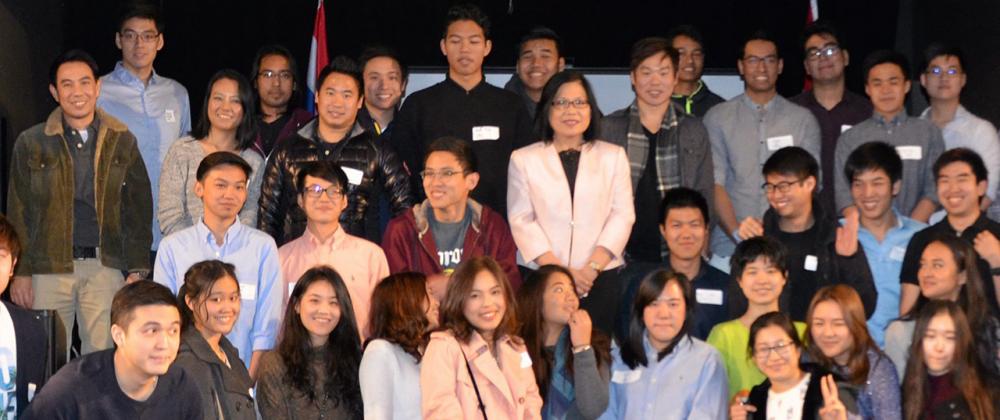เครือข่าย นศ.ไทย สุทธิลักษณ์ สง่ามั่งคั่ง กสญ.ณ นครแวนคูเวอร์ จัดงานชุมนุมเครือข่ายนักเรียนและนักศึกษาไทยในรัฐบริติชโคลัมเบีย เพื่อแลกเปลี่ยนประสบการณ์ และสร้างเครือข่ายระหว่างนักเรียนนักศึกษากับสถานทูต.
