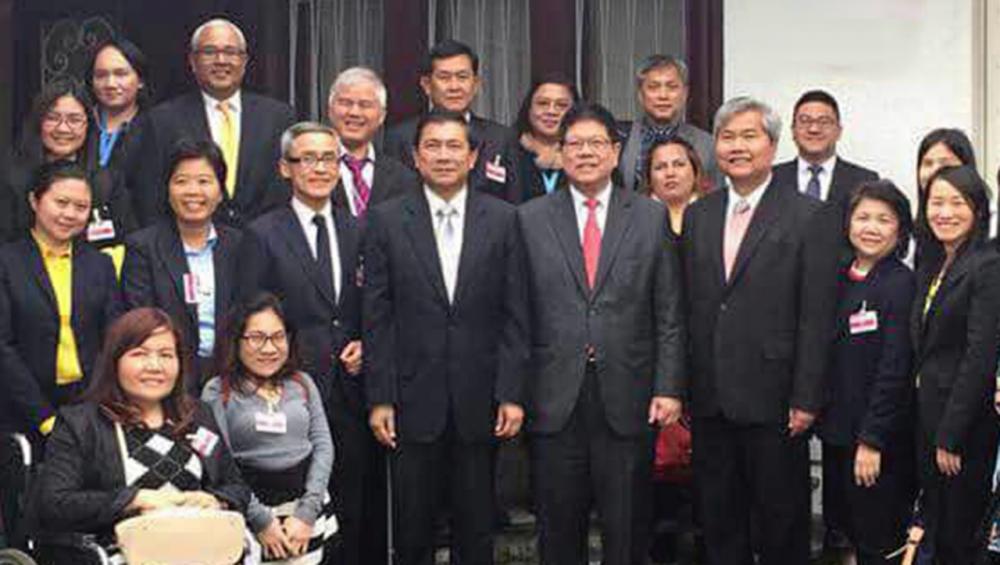 ต้อนรับอบอุ่น ธานี ทองภักดี ออท.ผู้แทนถาวรไทยประจำ สหประชาชาติ ณ นครเจนีวา สวิตเซอร์แลนด์ ต้อนรับ ไมตรี อินทุสุต ปลัดกระทรวงการพัฒนาสังคมฯ เป็นหัวหน้าผู้แทนไทย ไปร่วมประชุมคณะ กก.สิทธิคนพิการ ที่สถานทูต.