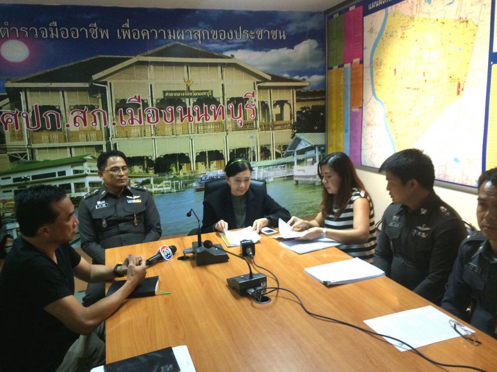นางปวีณา หงสกุล ประธานมูลนิธิปวีณาหงสกุลเพื่อเด็กและสตรี พา นางลลิดา ศรีวรนันท์ แม่ของนายอนันดา ศรีวรนันท์ อายุ 18 ปีเข้าพบ พ.ต.อ.มนตรี เทศขัน ผกก.สภ.เมืองนนทบุรี เพื่อติดตามความคืบหน้าของคดี