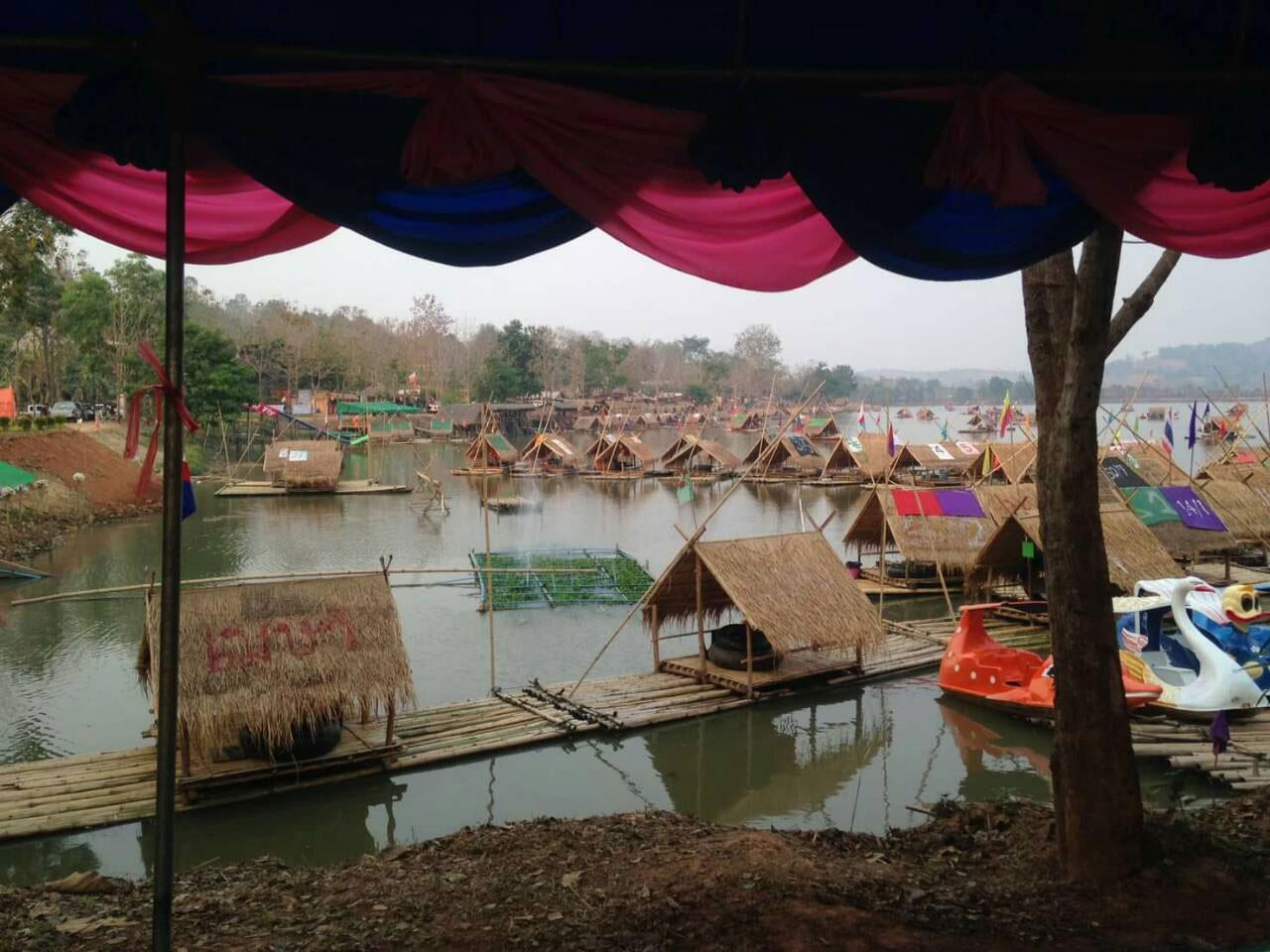 มีซุ้มอาหารริมน้ำไว้บริการ 51 ซุ้ม