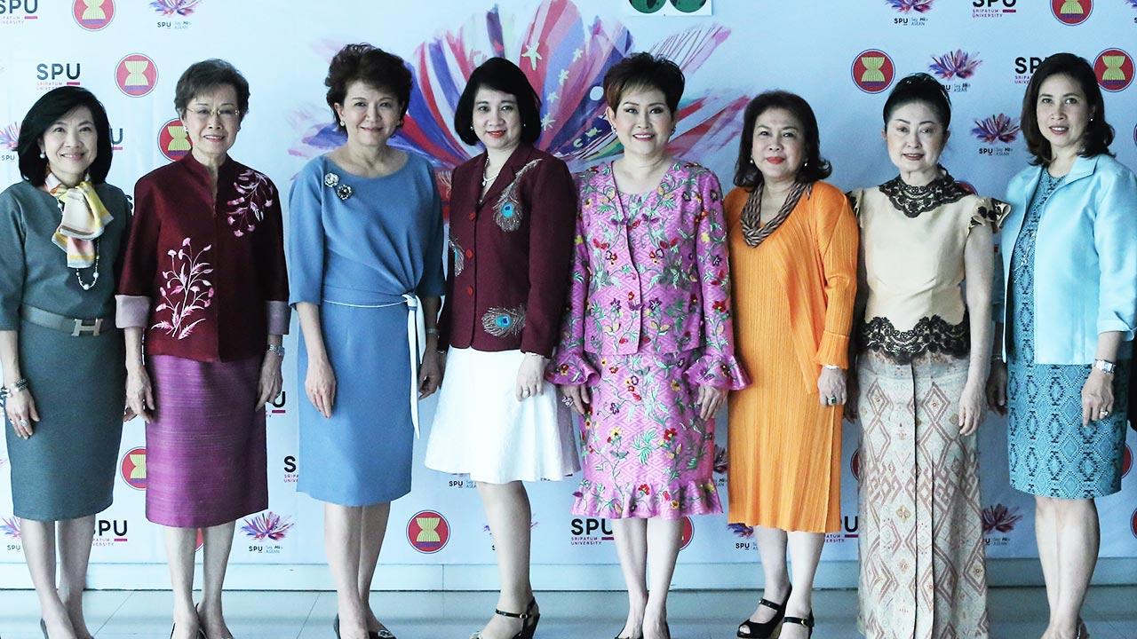 หญิงคนเก่ง คุณหญิงณัฐิกา วัธนเวคิน อังอุบลกุล, อนุสรี ทับสุวรรณ และ ดร.รัชนีพร พุคยาภรณ์ แถลงผลการคัดเลือก 10 นักธุรกิจไทย เพื่อเข้ารับรางวัลสตรีผู้ประกอบการอาเซียนมีผลงานโดดเด่น เนื่องใน วันสตรีสากล ปี 2016 โดยมี จำนรรค์ ศิริตัน มาร่วมงานด้วย ที่กรุงฮานอย เวียดนาม วันก่อน.