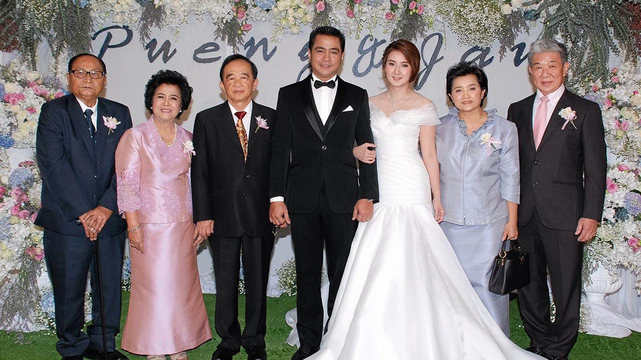 วิวาห์ชื่นมื่น พล.อ.สุรฤทธิ์ จันทราทิพย์ เป็นประธานในงานวิวาห์ระหว่าง ผึ้งทิพย์ บุตรี สุชาติ–นุชนาฏ อุทัยไพศาลวงศ์ กับ สมภพ บุตร สำราญ–พ.อ.หญิง นพคุณ จาวยนต์ท่ามกลางความปลื้มปีติผู้มาร่วมอวยพร ที่ห้องรอยัล บอลรูม โรงแรมแมนดาริน โอเรียนเต็ล วันก่อน.