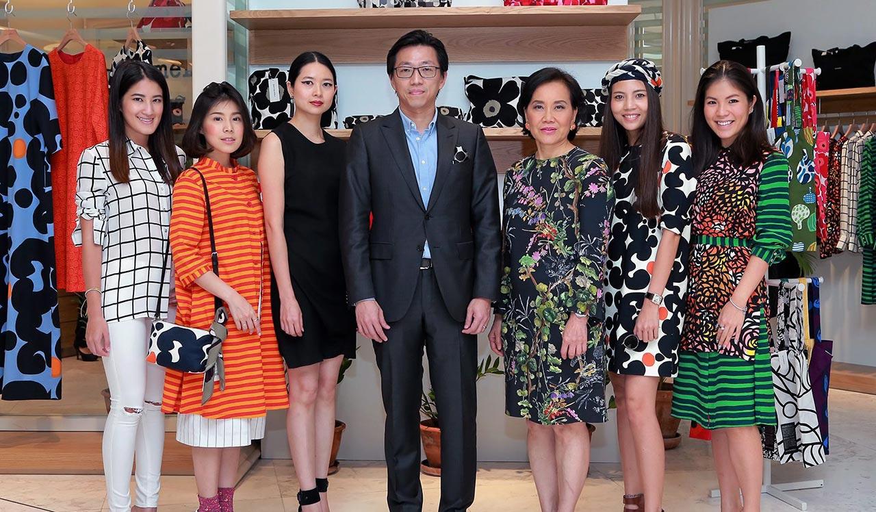 น่าซื้อน่าใส่ ธนพงษ์ จิราพาณิชกุล เปิดบูติก มารีเมกโกะ ร้านแฟชั่นเสื้อผ้าสตรีจากประเทศฟินแลนด์ โดยมี มาลินี ทรัพย์บริบูรณ์, ศศิวิมล โรจนพรพันธุ์, สามสรา เอี่ยมเอกดุลย์, สิริมา ไชยปรีชา และ แสงแข เหมกมลเศรษฐ์ มาร่วมงานด้วย ที่ชั้น G ดิ เอ็มโพเรียม วันก่อน.