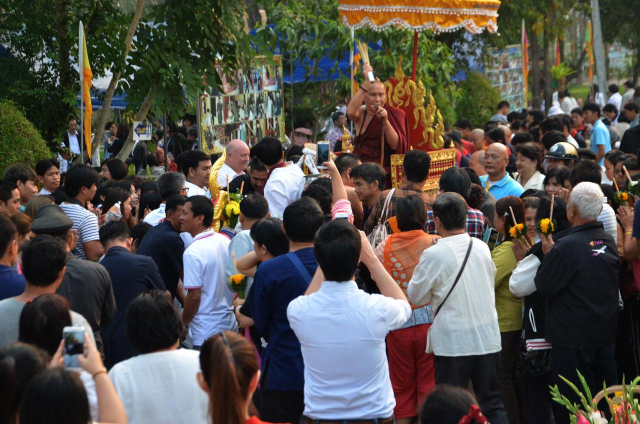 ช่วงบ่าย จะมีพิธีสืบชะตาให้กับศิษยานุศิษย์ที่เดินทางมาจากทั่วประเทศ