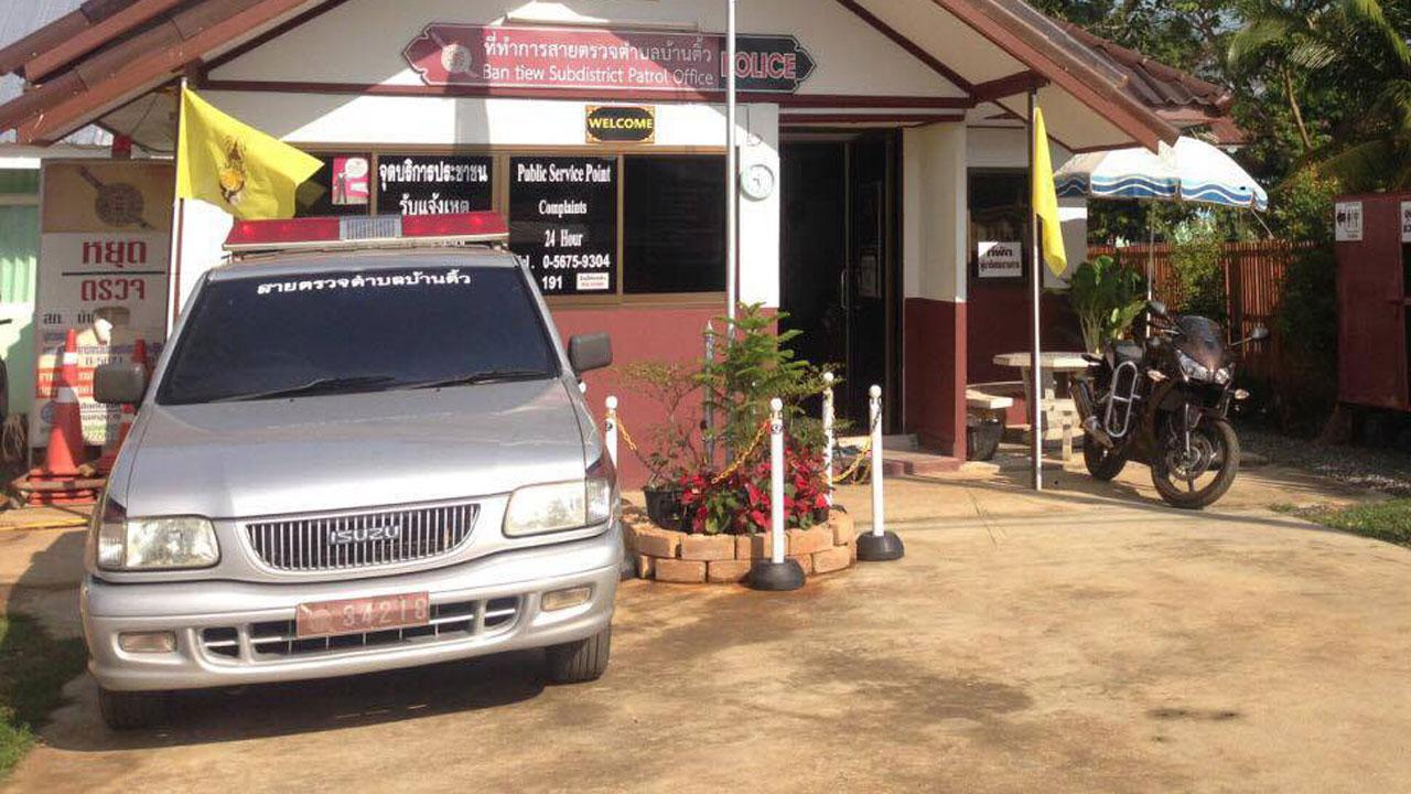 ป้อมตำรวจ สภ.บ้านติ้ว ถูกสร้างขึ้นจากความต้องการของประชาชนในเขตพื้นที่ เพื่ออยากให้เจ้าหน้าที่ตำรวจอยู่ใกล้ชิดประชาชนมากยิ่งขึ้น เนื่องจากสถานีตำรวจค่อนข้างห่างไกล