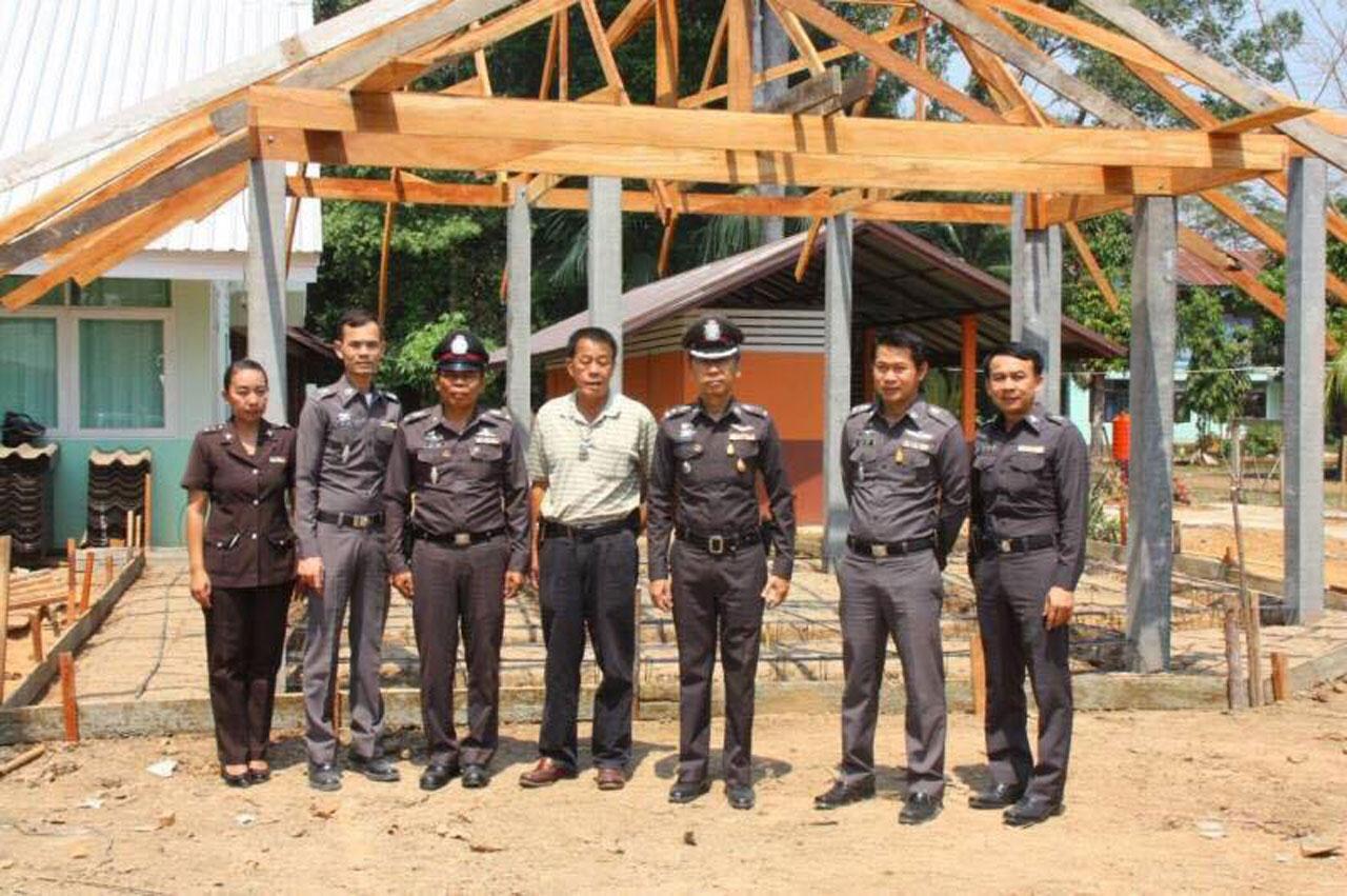 ภาพป้อมตำรวจที่อยู่ระหว่างการก่อสร้าง เงินค่าดำเนินการทั้งหมดมาจากการจัดแข่งขันมวยการกุศล