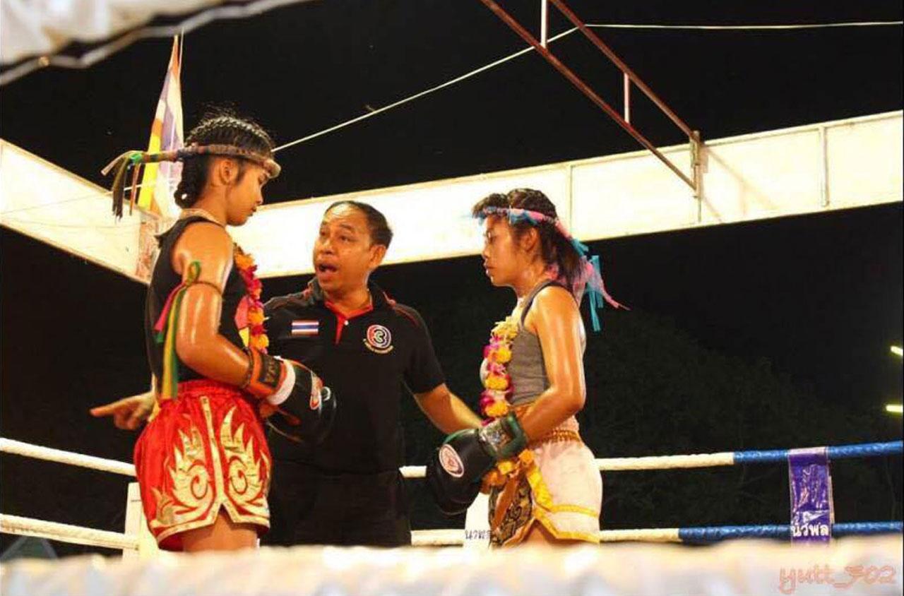 การจัดแข่งขันมวยการกุศล นำรายได้มาสร้างป้อมตำรวจ สภ.บ้านติ้ว