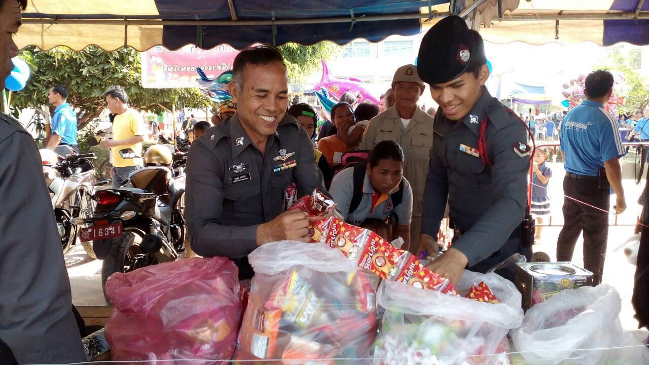 ตำรวจ สภ.นาโพธิ์ (บุณฑริก) นำขนมแจกเด็กๆ เนื่องในงานวันเด็กแห่งชาติ