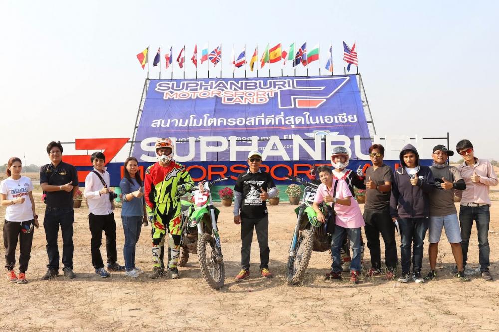 นายบุญชู จันทร์สุวรรณ นายกองค์การบริหารส่วนจังหวัดสุพรรณบุรี ถ่ายภาพร่วมกับสื่อมวลชนที่เข้ามาชมความพร้อมของสนาม