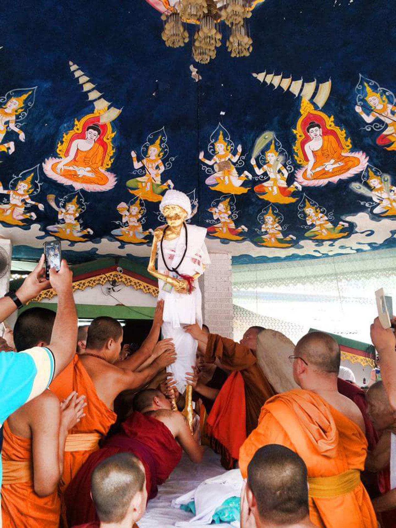 ลูกศิษย์ลูกหา ศรัทธามหาชน แห่แหนเดินทางมาร่วมงานเป็นจำนวนมาก