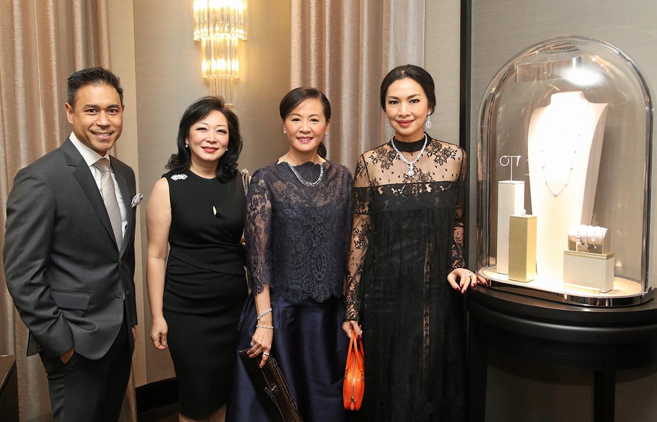 ม.ล.คฑาทอง ทองใหญ่, พรสวรรค์ พานิชชีวะ, ลดาวัลย์ เจริญรัชต์ภาคย์, สุพรทิพย์ ช่วงรังษี มาชมอัญมณีที่เป็นตำนาน.