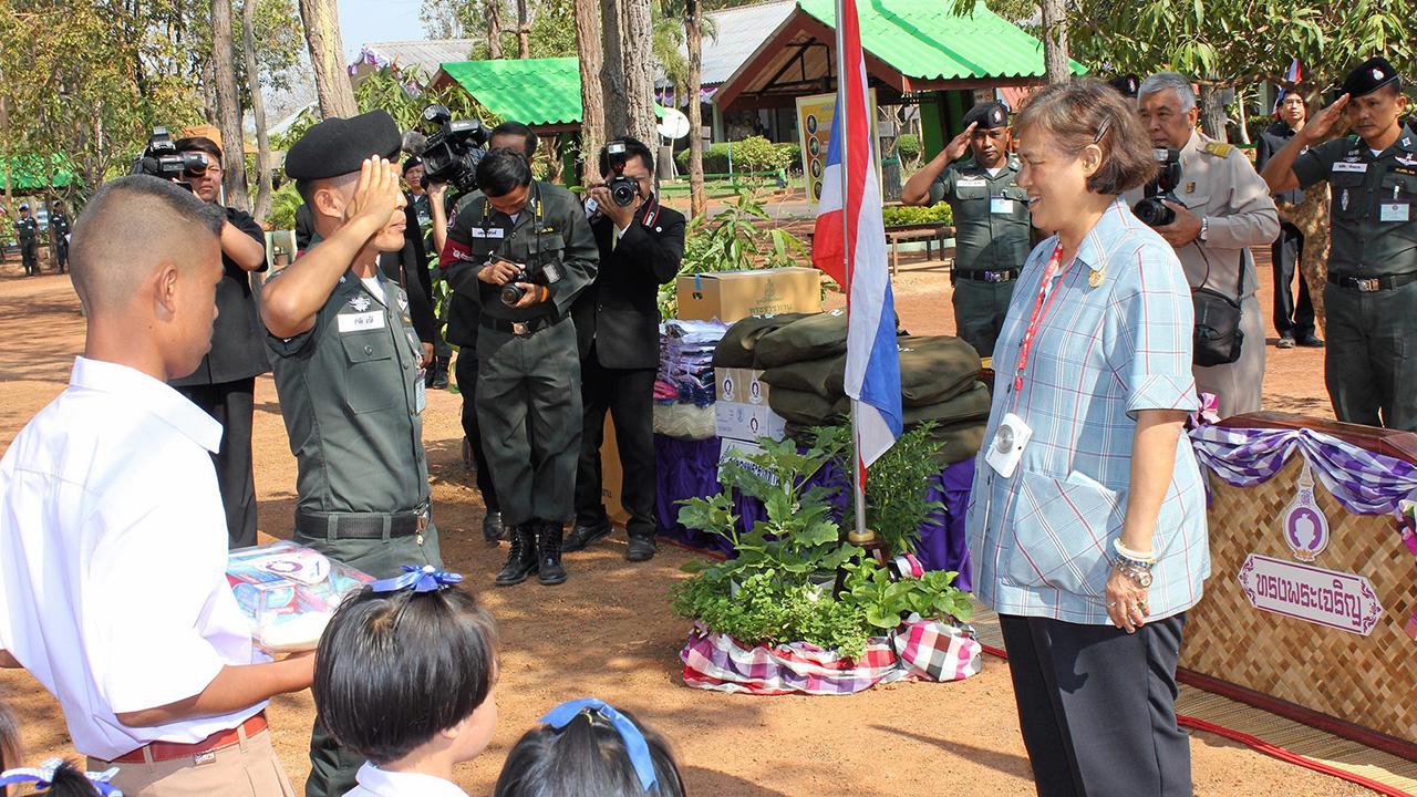 สมเด็จพระเทพรัตนราชสุดาฯ สยามบรมราชกุมารี เสด็จพระราชดำเนินไปทรงตรวจโครงการดำเนินงาน พร้อมพระ ราชทานสิ่งของและอุปกรณ์กีฬา ณ โรงเรียนตำรวจตระเวนชายแดนค็อกนิสไทย อ.โคกศรีสุพรรณ จ.สกลนคร เมื่อวันที่ 29 กุมภาพันธ์.