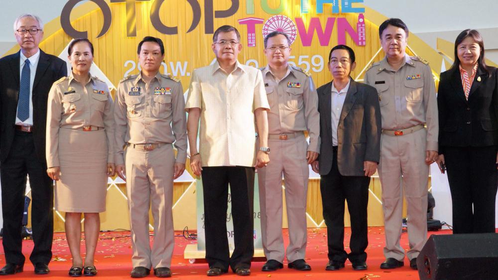 โอทอป อภิชาติ โตดิลกเวชช์ อธิบดีกรมการพัฒนาชุมชน เปิดงาน “OTOP TO THE TOWN” 2016 เพื่อแนะตลาดใหม่ให้แก่ผู้ประกอบการ จัดถึง 4 มี.ค. โดยมี อรรษิษฐ์ สัมพันธรัตน์, ทวีป บุตรโพธิ์, ณรงค์ บุ้ยศิริลักษณ์ และ ไพเราะ รอยตระกูล มาร่วมงานด้วย ที่ศูนย์ราชการ แจ้งวัฒนะ วันก่อน.