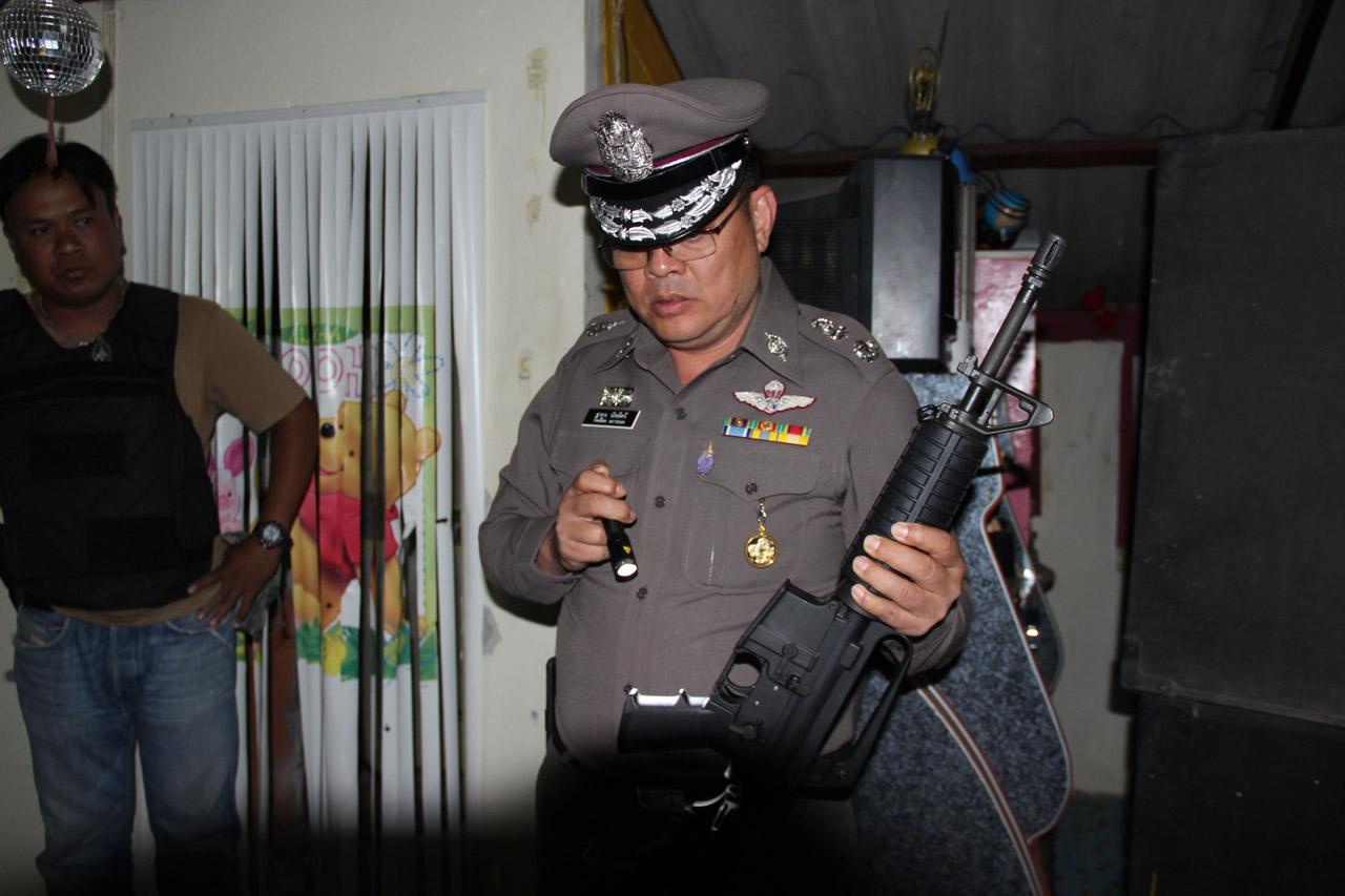 ปืนเอ็ม16 กระบอกที่ คนร้ายใช้ยิงสู้ตำรวจ
