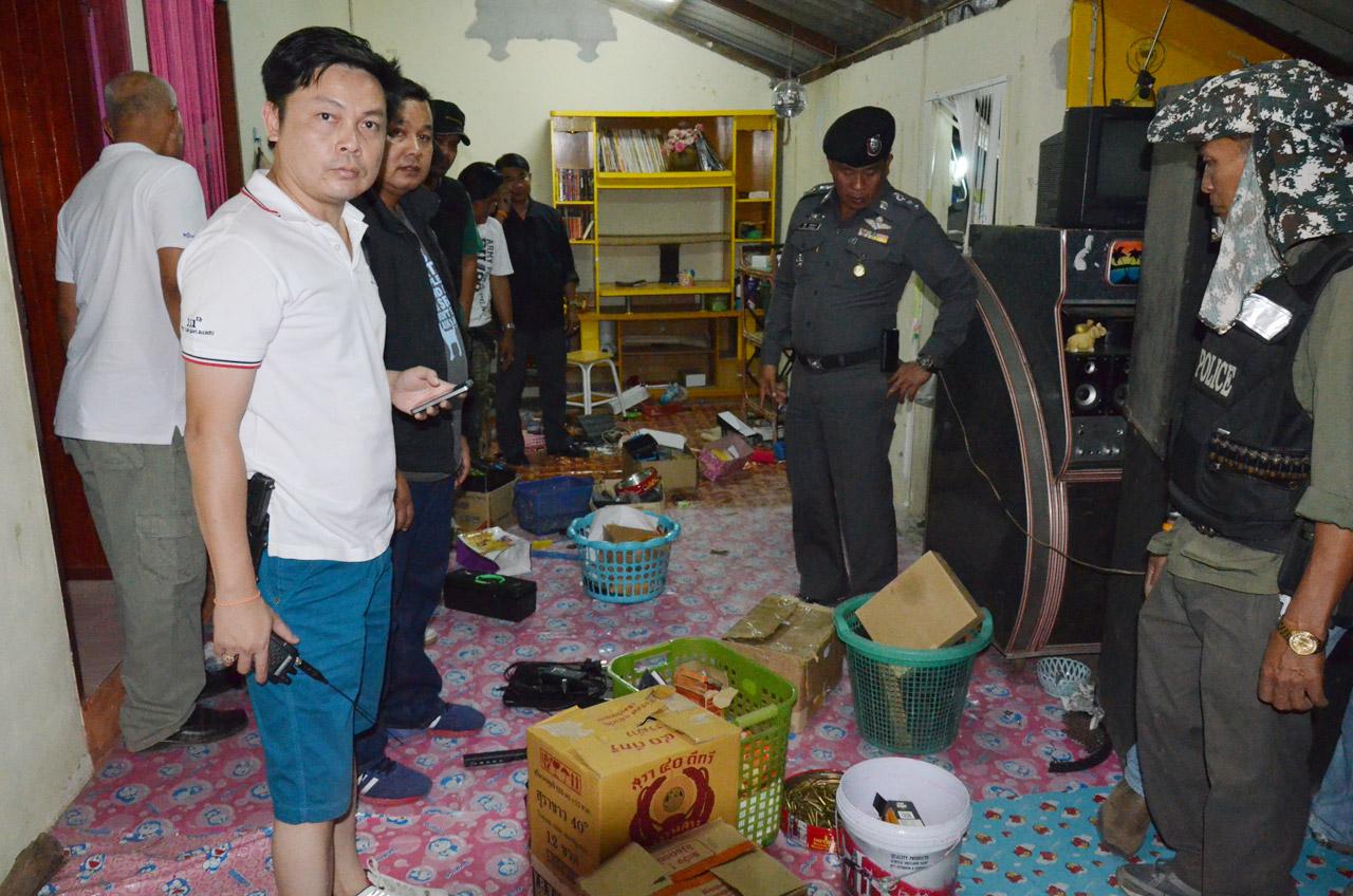บ้านที่ตร.เข้าปิดล้อมพ่อค้าอาวุธ จนเกิดเหตุยิงกัน จนท.บาดเจ็บ-คนร้ายตาย ที่โคราช