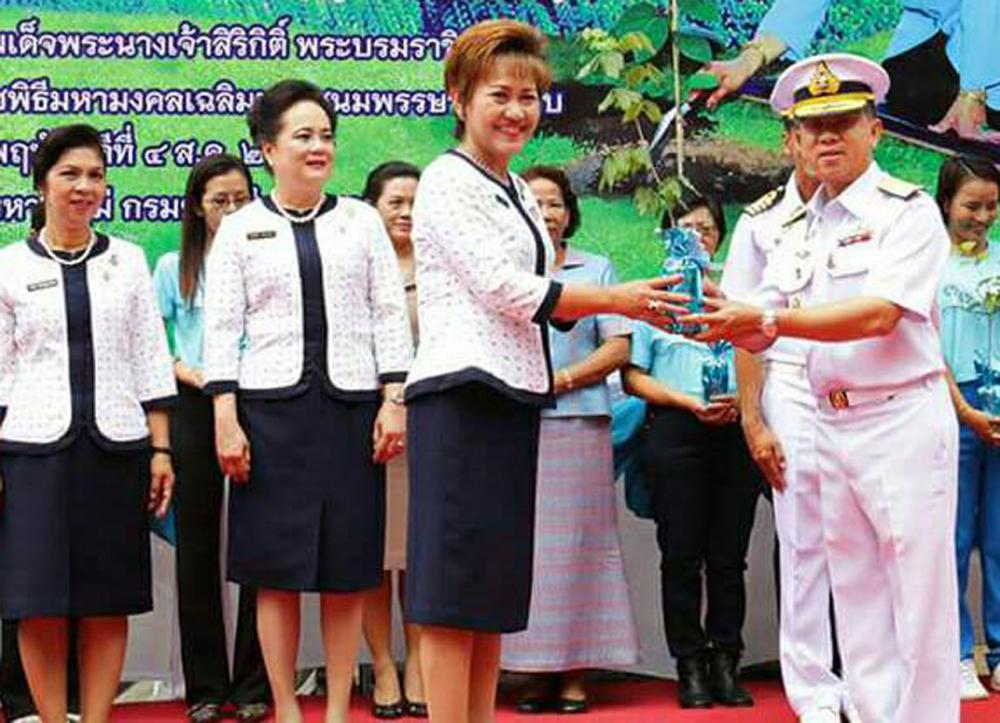 หลังบ้านผบ.ทร.นำทีมปลูกข้าว