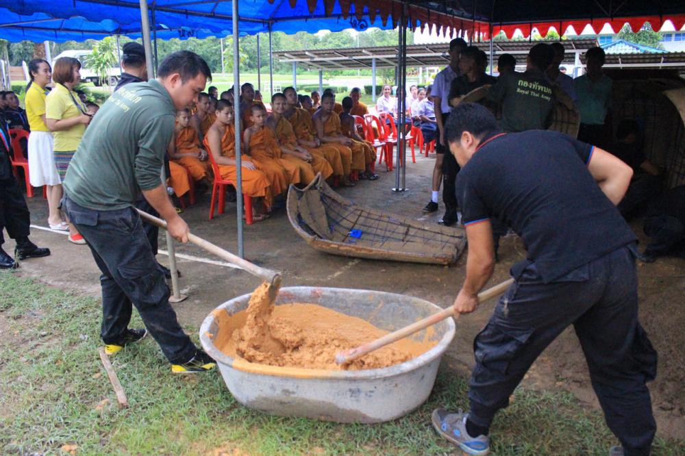 ทหารพรานฝึกชาวบ้าน อ.แม่สะเรียง จ.แม่ฮ่องสอน ปั้นโอ่งเก็บน้ำสู้ภัยแล้ง