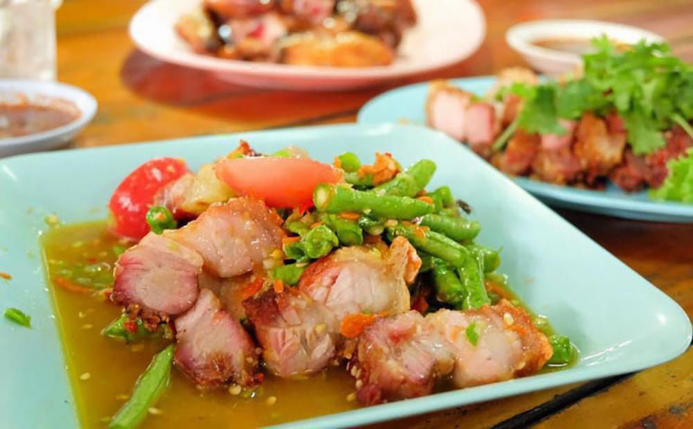 ตำถั่วหมูกรอบ..อีกหนึ่งเมนูเด็ด.