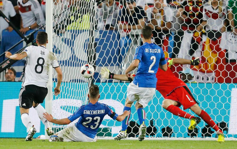 เมซุต โอซิล (เบอร์8) ยิงให้เยอรมนี ขึ้นนำ 1-0