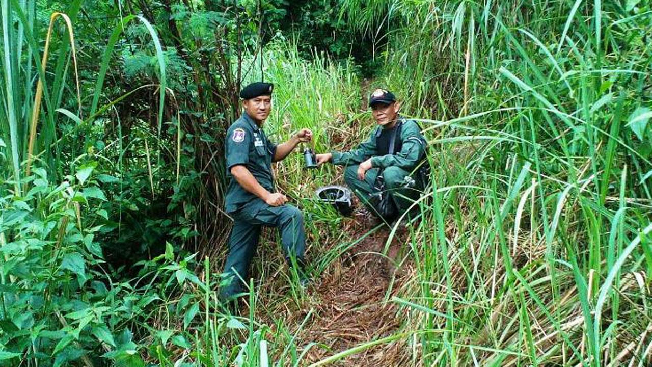 จนท.เข้าตรวจสอบทุ่นระเบิดอันตราย ที่น่าน หลังชาวบ้านเข้าไปหาของป่าแล้วเจอเข้า