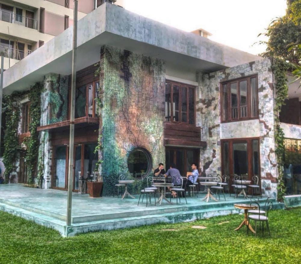 ร้าน โฮเลย์ อาร์ติซาน เบเกอรี ที่ถูกโจมตีเมื่อวันศุกร์ โดยภาพนี้ถ่ายเมื่อ 5 พ.ค. 2015