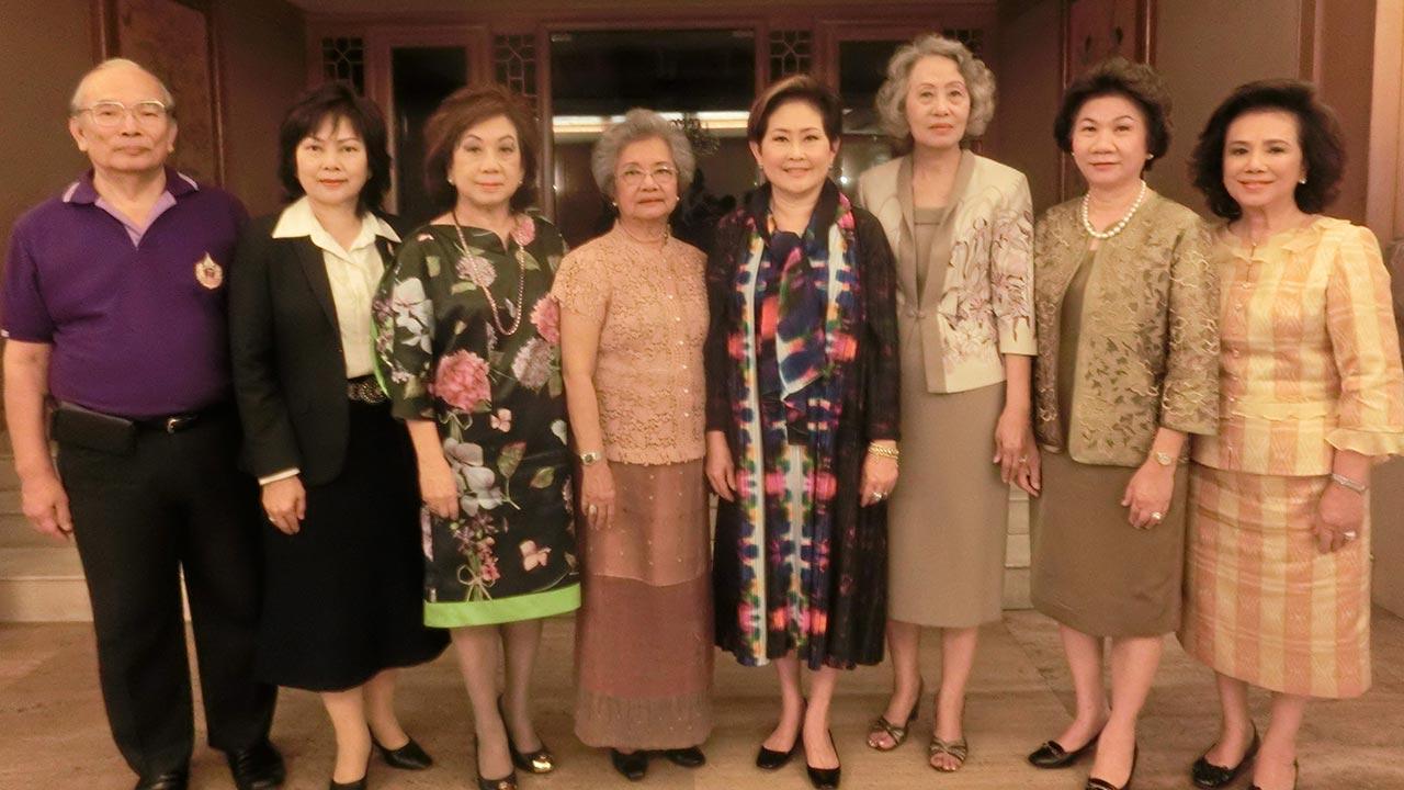 ประชุม - คุณหญิงณัฐิกา วัธนเวคิน อังอุบลกุล จัดประชุมเตรียมการจัด นิทรรศการมหกรรมเจ้าฟ้านักพัฒนาเด็กและเยาวชนเฉลิมพระเกียรติ โดยมี วิจิตรา อร่ามวัฒนานนท์,อุไร คุณานันทกุล และ ศรีศักดิ์ ไทยอารี มาร่วมประชุมด้วย ที่โรงแรมอินทรา รีเจนท์ วันก่อน.