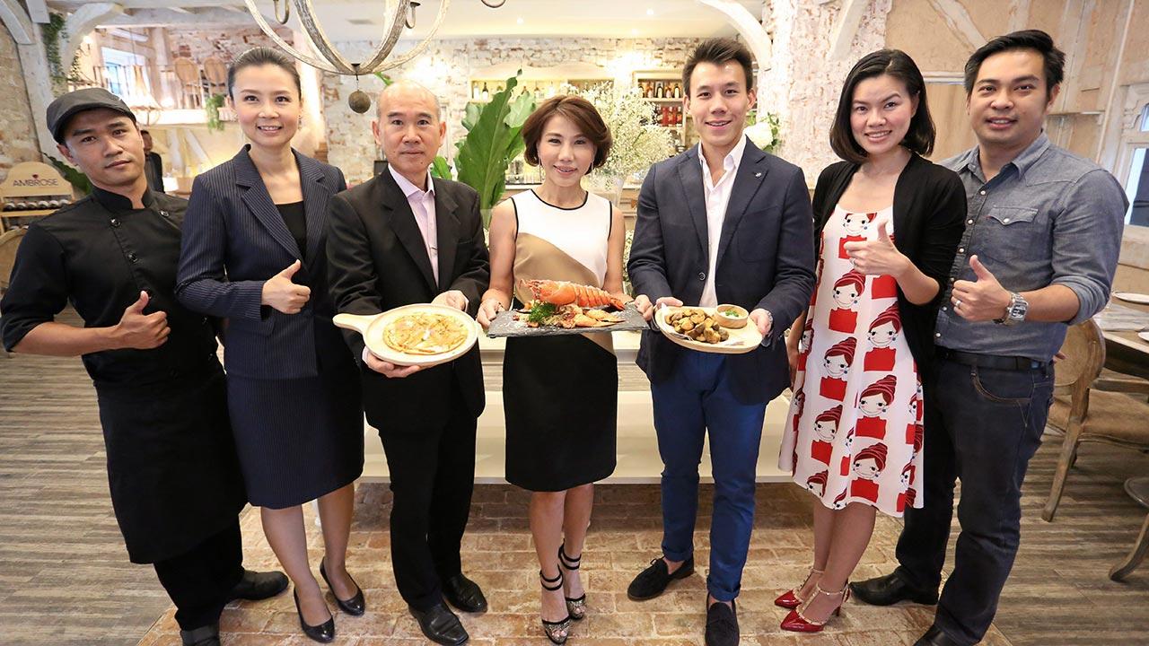 กินเพลิน - ศุภานวิต เอี่ยมสกุลรัตน์ และ กวินทร์ เอี่ยมสกุลรัตน์ เปิด “พาร์เลอร์” ร้านอาหารโฉมใหม่ในรูปแบบ International Gourmet & Cuisine ตกแต่งสไตล์โพรวองซ์ โดยมี วรวิศิษย์ ชุติเชษฐ์พงษ์ และ กมลพรรณ ตั้งวงศาทอง มาร่วมงานด้วย ที่คริสตัล ดีไซน์ เซ็นเตอร์ วันก่อน.