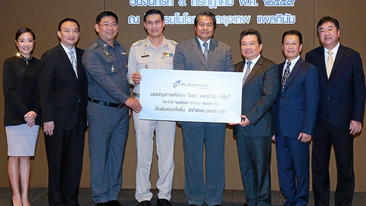 ทุนการศึกษา - พลากร สุวรรณรัฐ องคมนตรี เป็นประธานในพิธีมอบทุนการศึกษา เดอะ แพลทินัม ประจำปี 2559 จำนวน 723,000 บาท ให้แก่บุตรข้าราชการ โดยมี สุรชัย โชติจุฬางกูร และ พ.ต.อ.นิติวัฒน์ แสนสิ่ง มาร่วมในพิธีด้วย ที่ชั้น 7 โรงแรมโนโวเทล แพลทินัม วันก่อน.