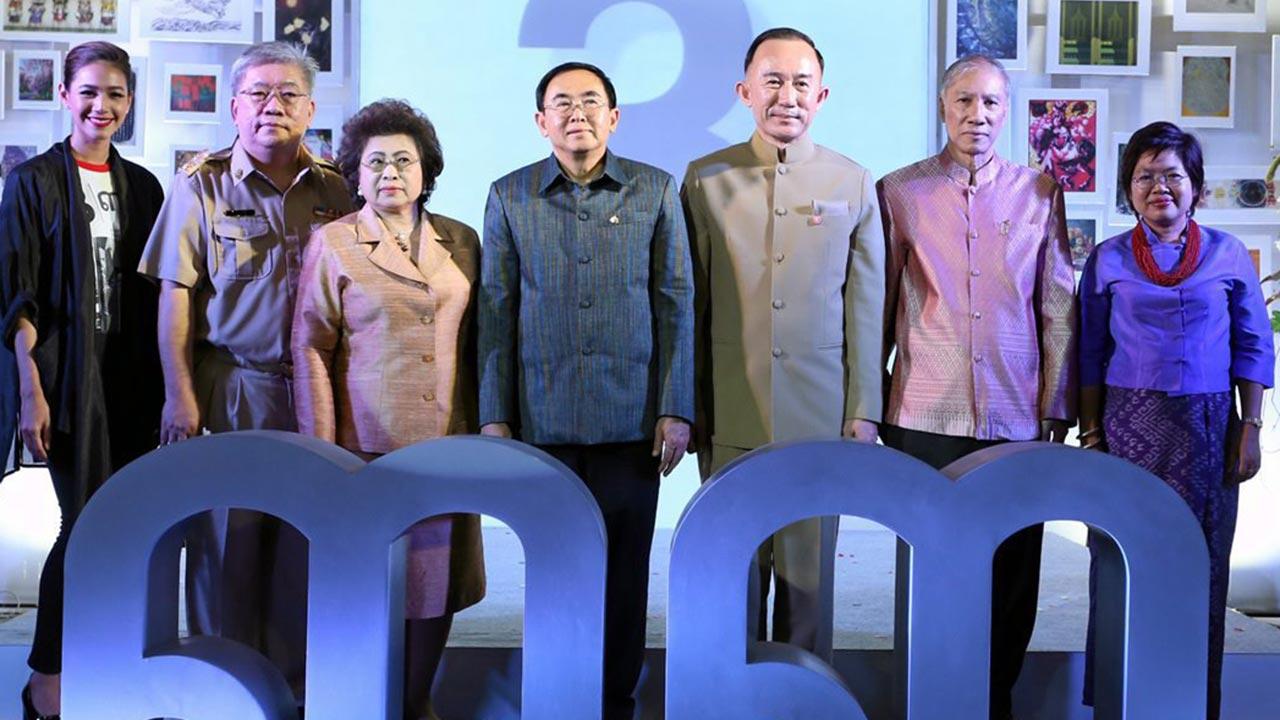เทิดพระเกียรติ - วีระ โรจน์พจนรัตน์ รมว.วัฒนธรรม เปิดงานนิทรรศการ “เทิดพระเกียรติ ๘๘ พรรษา 3/๓๓” สุดยอดผลงานของศิลปินระดับโลก จัดถึง 17 ก.ค. โดยมี ม.ล.ปนัดดา ดิศกุล, ชาย นครชัย และ ฉวีรัตน์ เกษตรสุนทร มาร่วมงานด้วย ที่หอศิลป์ร่วมสมัยราชดำเนิน วันก่อน.