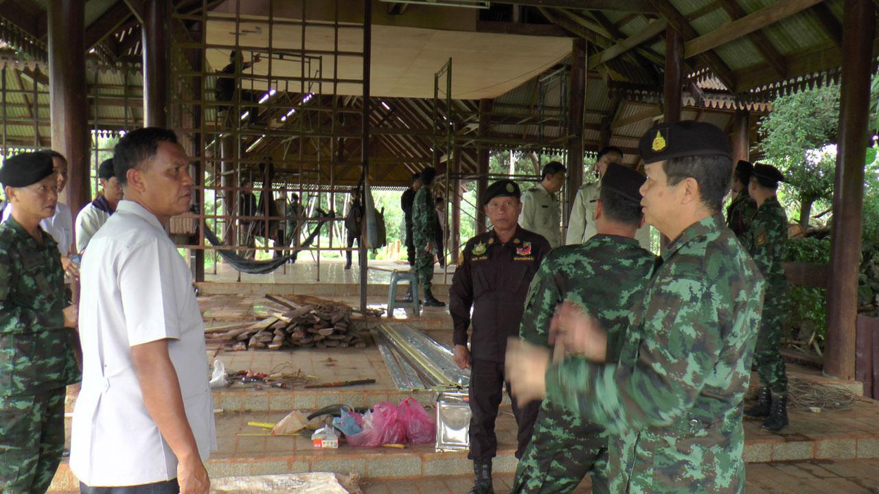 ทหารและเจ้าหน้าที่ท้่องถิ่นกำลังหารือ แผนงานบูรณะ