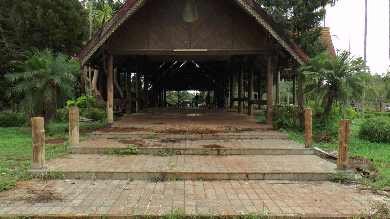 พลับพลาที่ประทับและศาลาทรงงาน ในสถานีทดลองพืชสวน อ.พบพระ มีสภาพทรุดโทรมแล้ว