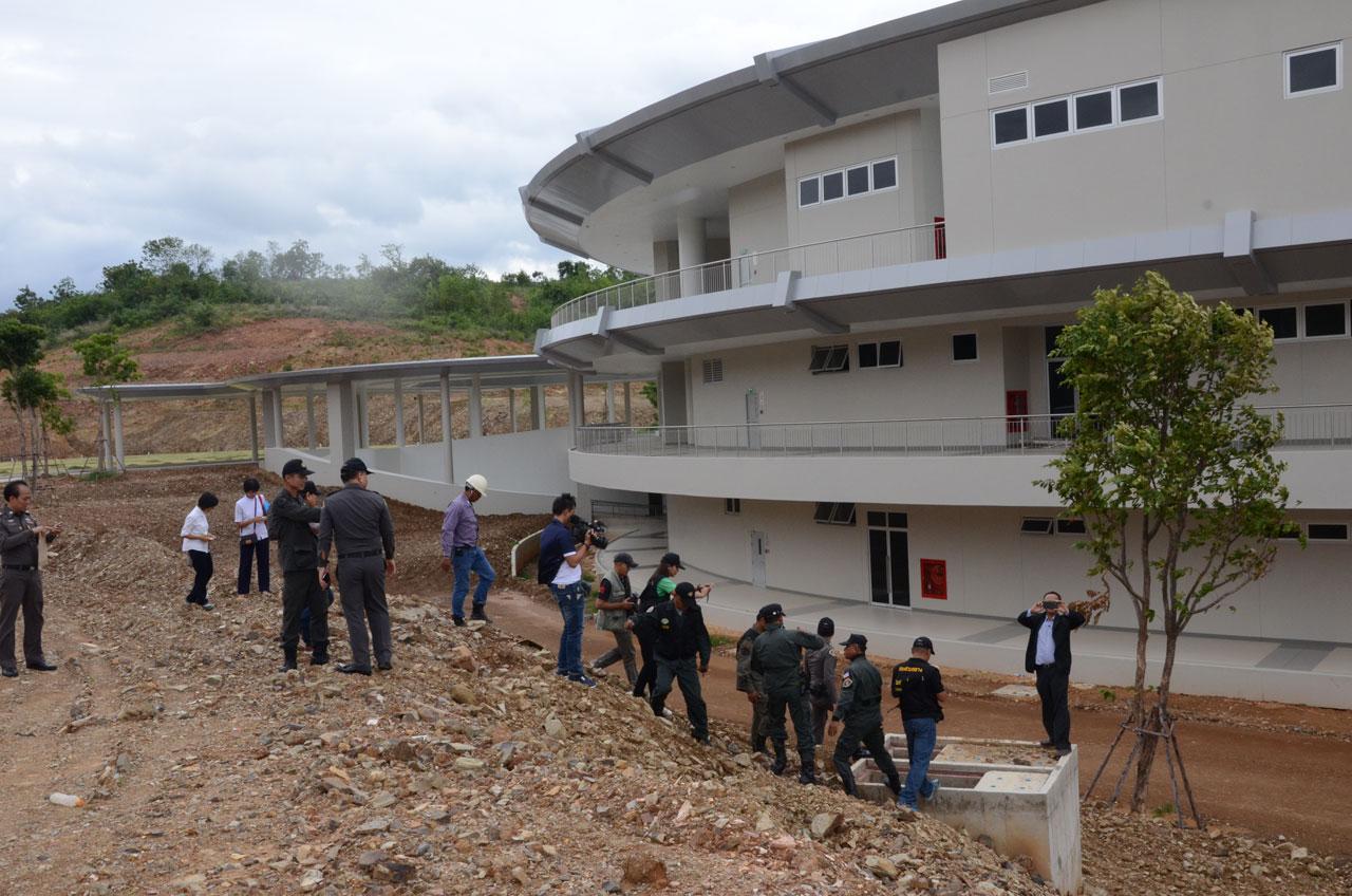 อาคารที่สร้างรุกล้ำ ลำรางสาธารณะ