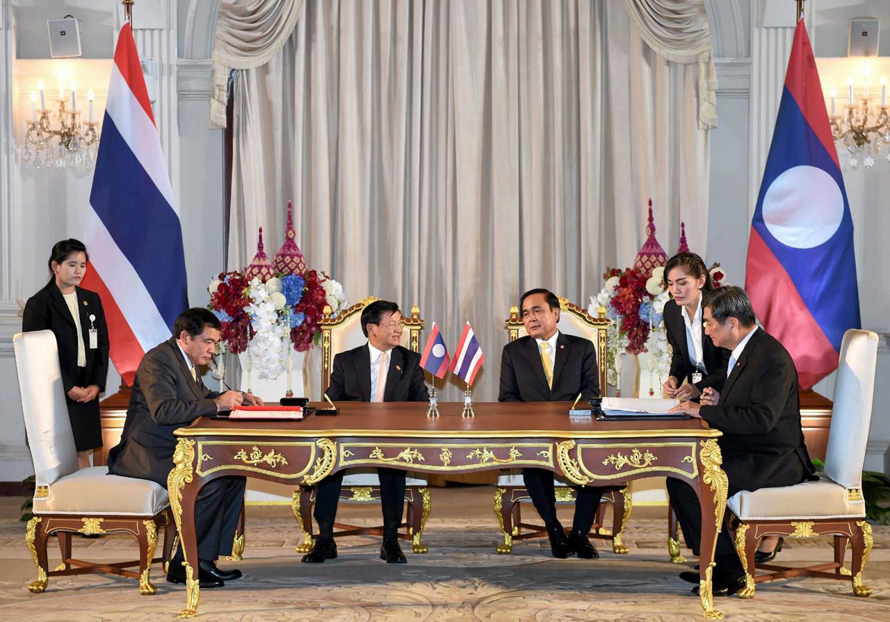 พล.อ.ประยุทธ์ จันทร์โอชา นายกรัฐมนตรีและหัวหน้าคณะรักษาความสงบแห่งชาติ (คสช.) ให้การต้อนรับ นายทองลุน สีสุลิด นายกรัฐมนตรีสาธารณรัฐประชาธิปไตยประชาชนลาว (สปป.) ลาว