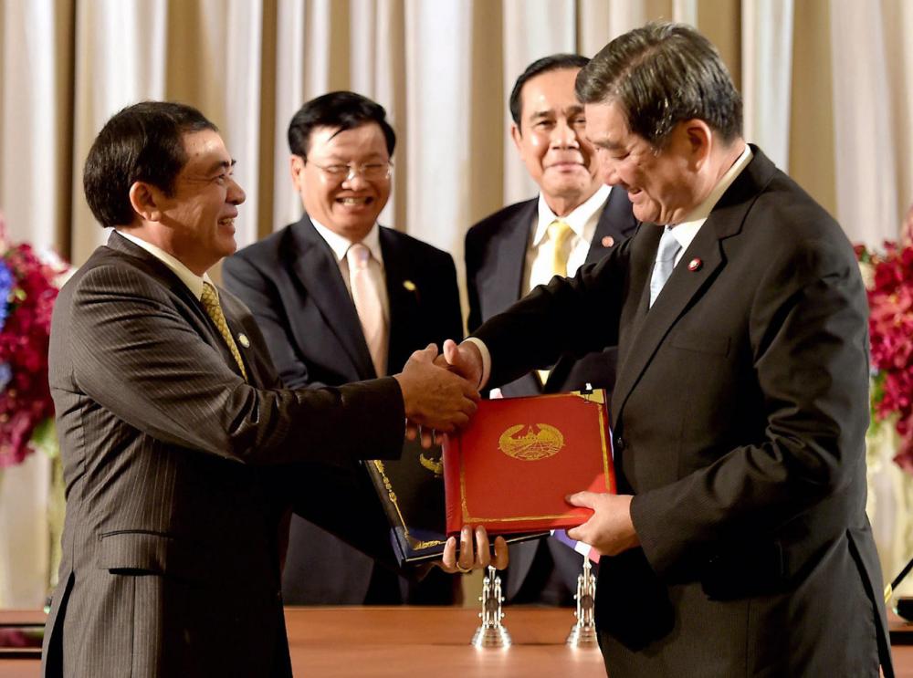 ทั้ง2 ฝ่าย ไทย-ลาว มอบของที่ระลึก ด้วยความชื่นมื่น